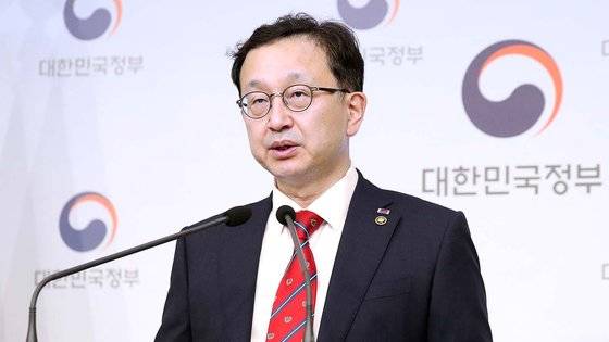 정승윤 국민권익위원회 부위원장 겸 사무처장이 14일 오후 서울 종로구 정부서울청사 별관에서 선관위 채용비리 실태 전수조사 관련 긴급 브리핑을 하고 있다. 뉴스1