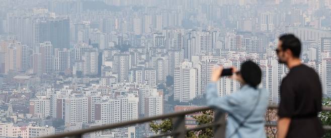 서울 용산구 남산타워를 찾은 관광객들이 도심을 바라보고 있다. 사진=뉴스1