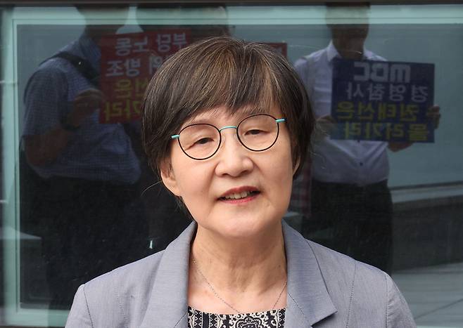 권태선 전 방송문화진흥회 이사장이 지난달 31일 오전 서초구 서울행정법원에서 열린 방송통신위원회 해임 처분 집행정지 신청 심문기일에 출석하며 발언하고 있다. 맞은편에서 MBC노동조합(제3노조) 조합원들이 규탄 팻말을 들고 있다. 2023.8.31. 연합뉴스