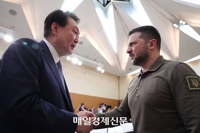 지난달 주요 7개국(G7) 정상회의가 열렸던 일본 히로시마 그랜드프린스호텔에서 만난 윤석열 대통령과 볼로디미르 젤렌스키 우크라이나 대통령(오른쪽)이 악수하고 있다. <이승환 기자>