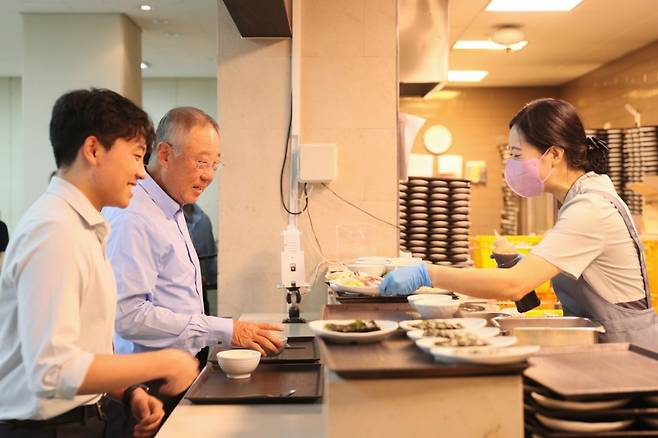 류진 전경련 회장이 11일 전경련회관 구내식당에서 수산물로 구성된 메뉴를 배식받고 있다. 전경련은 구내식당 급식을 담당하는 CJ프레시웨이와 함께 11일부터 1주일 동안 수산물 메뉴를 제공하는 수산물 안심 소비 캠페인을 진행한다. 이를 통해 우리 수산물의 안전함을 알리고 어민과 수산업계에 대한 지원을 요청할 예정이다. /사진제공=전경련