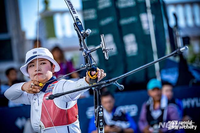 [서울=뉴시스]강채영(현대모비스)이 11일(한국시간) 멕시코 에르모시요에서 열린 2023 현대 양궁 월드컵 파이널 여자부 결승에서 발렌시아(멕시코)에게 세트스코어 6-2 승리를 거두며 최종 우승을 차지했다. (사진 = 세계양궁연맹)