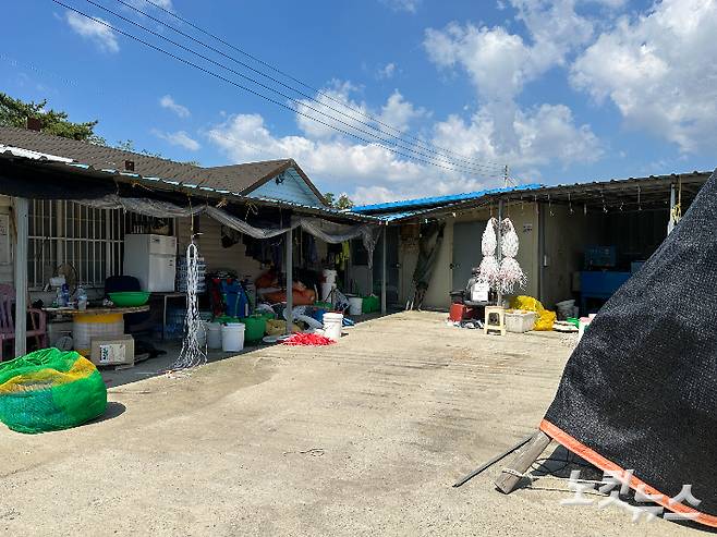 전남 신안군 압해읍의 한 새우양식장. 구명조끼 등 안전장비는 보이지 않았다. 김한영 기자