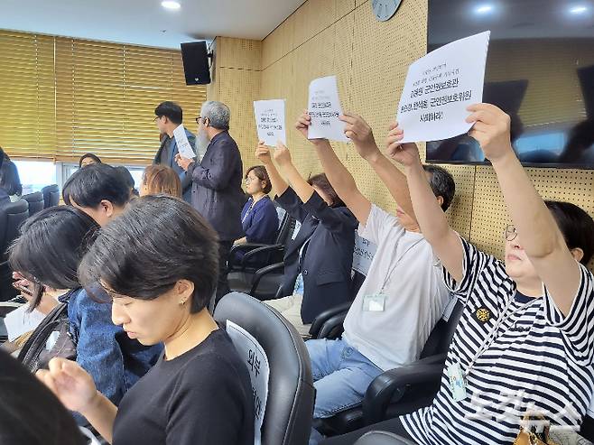 11일 서울 중구 국가인권위원회 회의 도중 해병대 전 수사단장인 박정훈 대령에 대해 긴급구제를 기각한 김용원 군인권보호관에게 손팻말로 항의하는 군 사망사고 유족들. 박희영 기자