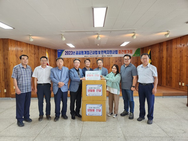 박종범 NH농협 강원 정선군지부장(오른쪽 다섯번째부터), 주재경 여량농협 조합장, 손재우 임계농협 조합장 등이 지역에서 일하는 외국인 근로자를 대상으로 생필품 전달식을 하고 있다.