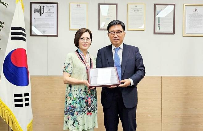 감사패 전달식 사진. 한국농수산식품유통공사 김춘진 사장(우측), 미주 한미여성회 총연합회 실비아 패튼 이사장(좌측)aT 제공