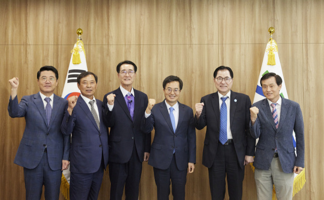 김동연 경기도지사가 11일 도청에서 전남도 지역 4개 지역 군수 및 부군수와 만나 상생발전 방안을 논의하고 기념촬영을 하고 있다. 사진 제공 = 경기도