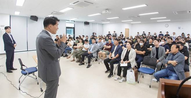 11일 강범석 구청장이 아라동행정복지센터에서 주민들에게 '서울지하철 5호선 연장'에 대해 설명하고 있다. ⓒ서구청