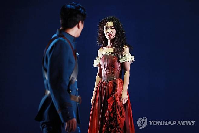 서로에게 끌리는 카르멘과 돈 호세 (서울=연합뉴스) 진연수 기자 = 8일 오후 서울 종로구 세종문화회관 M씨어터에서 열린 연극 '카르멘' 프레스콜에서 배우 서지우와 김병희가 주요장면을 시연하고 있다. 2023.9.8 jin90@yna.co.kr