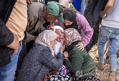 숨진 가족 시신 수습 소식 듣고 통곡하는 모로코 중부 아미즈미즈 지역 인근 주민  [AFP 연합뉴스 자료사진. 재판매 및 DB 금지]