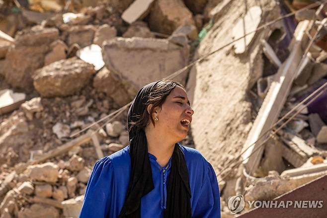 '모로코 강진' 잔해더미 앞에서 슬퍼하는 여성 (아미즈미즈[모로코] AFP=연합뉴스) 북아프리카 모로코를 강타한 지진으로 큰 피해를 본 산악 마을 아미즈미즈 인근에서 10일(현지시간) 한 여성이 슬퍼하고 있다. 강진 발생 사흘째인 이날 오후 4시 기준 총 2천122명이 사망한 것으로 파악됐다. 2023.09.11 clynnkim@yna.co.kr