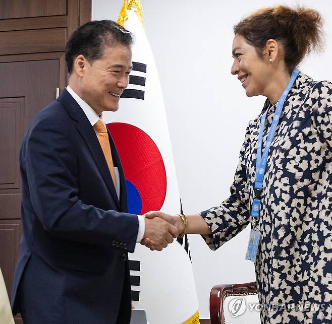 살몬 유엔 북한인권특별보고관과 악수하는 김영호 통일부 장관 (서울=연합뉴스) 황광모 기자 = 김영호 통일부 장관(왼쪽)과 엘리자베스 살몬 유엔 북한인권특별보고관이 11일 오전 서울 종로구 정부서울청사에서 만나 악수하고 있다. 2023.9.11 hkmpooh@yna.co.kr