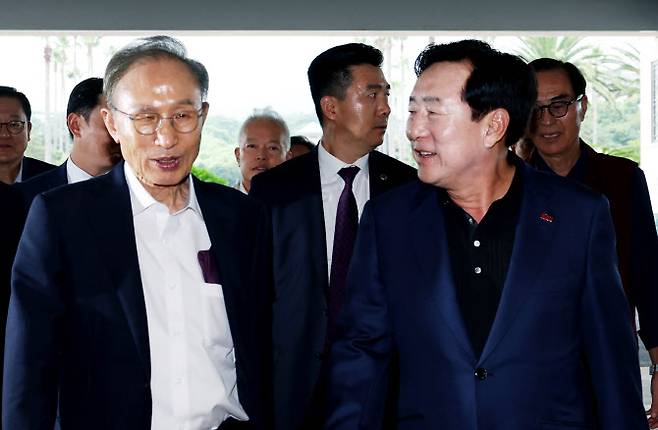 김기문 중소기업중앙회 회장(오른쪽)이 12일 롯데호텔 제주에서 열린 ‘2023 중소기업 리더스포럼’ 개막식에 참가한 이명박 전 대통령을 맞이하고 있다.(사진=중기중앙회)