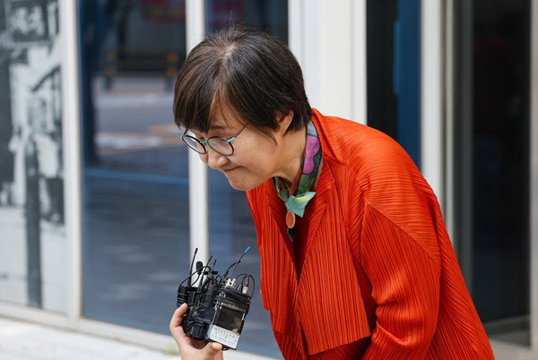 권태선 방송문화진흥회(방문진) 이사장이 11일 오후 서울 마포구 방문진 사무실로 향하기 전 취재진을 만나 입장을 밝힌 뒤 인사하고 있다.(사진=연합뉴스)