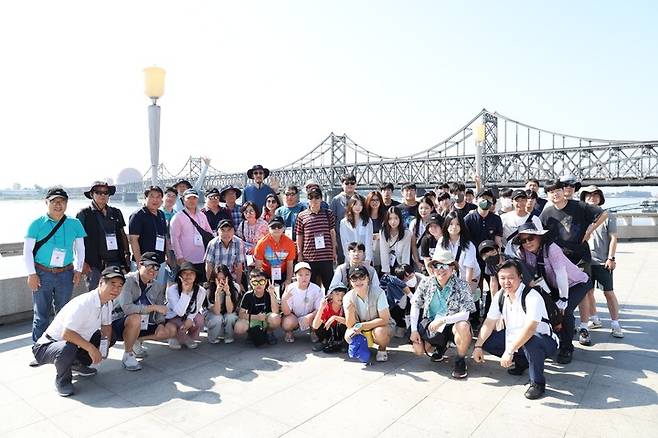 단동에서 바라본 신의주. 방문에서는 압록강 유람선을 탑승하여 신의주, 월량도, 위화도를 바라본다. (한국환경체육청소년연맹 제공)