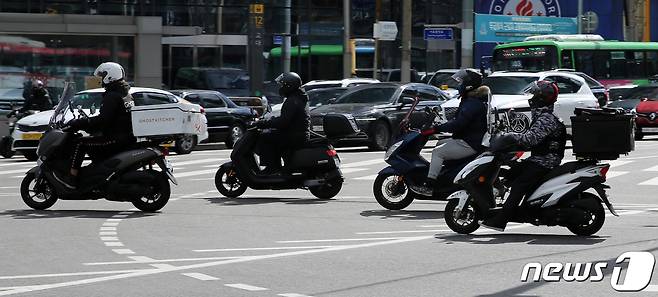 서울 시내에서 배달업무를 하는 배달기사들./뉴스1 ⓒ News1 구윤성 기자