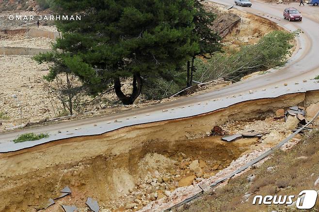 폭우로 사막의 한 도로가 완전히 주저 앉았다. ⓒ 로이터=뉴스1 ⓒ News1 박형기 기자