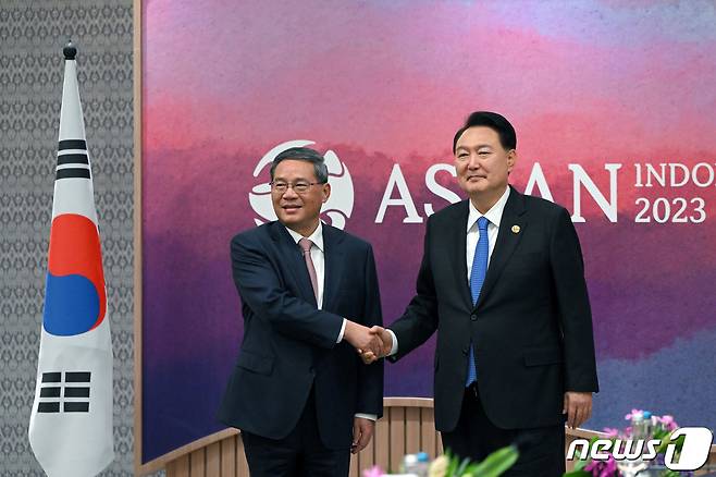 윤석열 대통령이 7일 오후(현지시간) 인도네시아 자카르타 컨벤션센터에서 열린 한중 회담에서 리창 중국 총리와 기념 촬영을 하고 있다. (대통령실 제공) 2023.9.7/뉴스1 ⓒ News1 안은나 기자