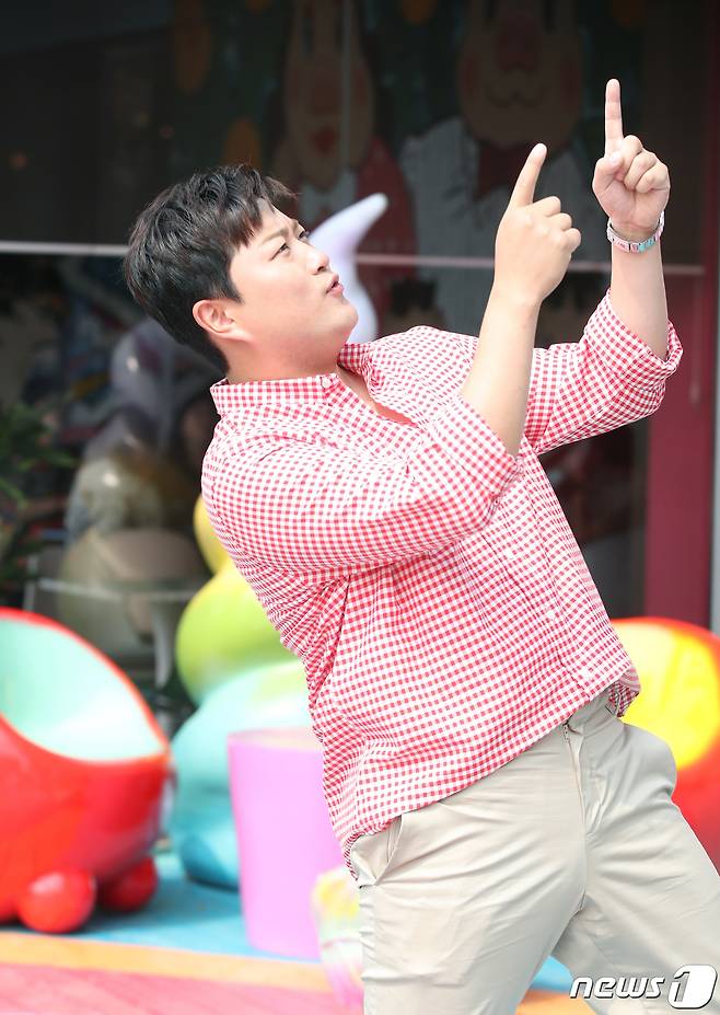 ‘트바로티’ 김호중이 12일 인천 연수구 피그존도넛에서 열린 TV CHOSUN 예능프로그램 ‘명곡제작소-주문 즉시 만들어 드립니다’(이하 ‘명곡제작소’) 녹화를 하고 있다. ⓒ News1 권현진 기자