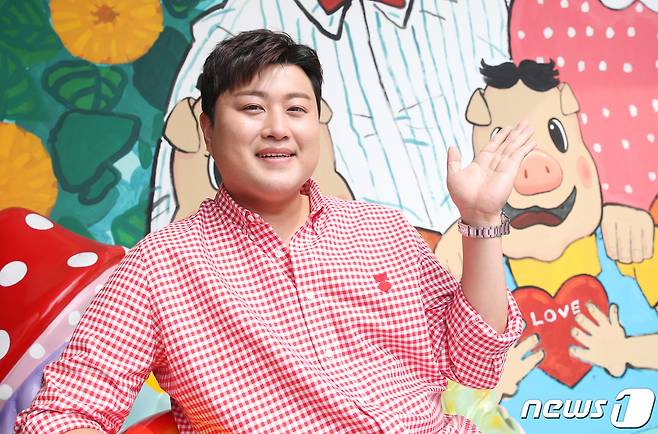 ‘트바로티’ 김호중이 12일 인천 연수구 피그존도넛에서 열린 TV CHOSUN 예능프로그램 ‘명곡제작소-주문 즉시 만들어 드립니다’(이하 ‘명곡제작소’) 마지막 녹화에서 인사를 하고 있다. ⓒ News1 권현진 기자