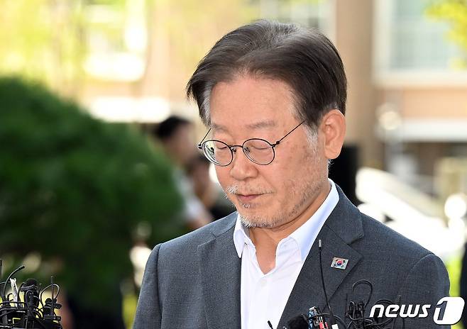 이재명 더불어민주당 대표가 쌍방울그룹 대북송금 의혹 관련 조사를 받기 위해 12일 오후 경기 수원시 영통구 수원지방검찰청에 재출석하고 있다.  (공동취재) 2023.9.12/뉴스1 ⓒ News1 김영운 기자