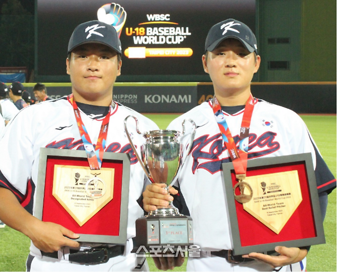 18세 이하 청소년 대표팀 이상준, 김택연이 동메달을 따낸 뒤 기념촬영하고 있다. 타이베이(대만) | 길성용 객원기자.