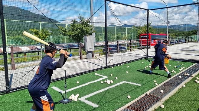 KBO 넥스트-레벨 3차 트레이닝 캠프에 참가한 선수들이 티바를 활용해 타격훈련하고 있다. 사진 | KBO