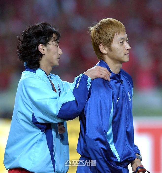 2002년 6월 월드컵 축구 본선 3~4위전 한국-터키전에서 4위에 머물러 아쉬워하는 안정환과 김남일. 스포츠서울DB