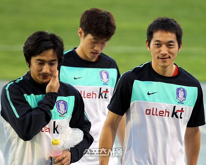 2010년 6월 남아공 루스텐버그에서 경기 후 (왼쪽부터) 안정환,박지성,김남일이 이야기를 하며 운동장을 나서고 있다. 사진ㅣ최승섭기자