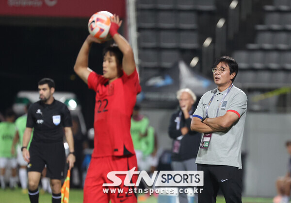 6일 경남 창원축구센터에서 열린 AFC U-23 아시안컵 예선 B조 대한민국 대 카타르 경기, 후반전 황선홍 감독이 작전지시를 하고 있다. 사진┃뉴시스