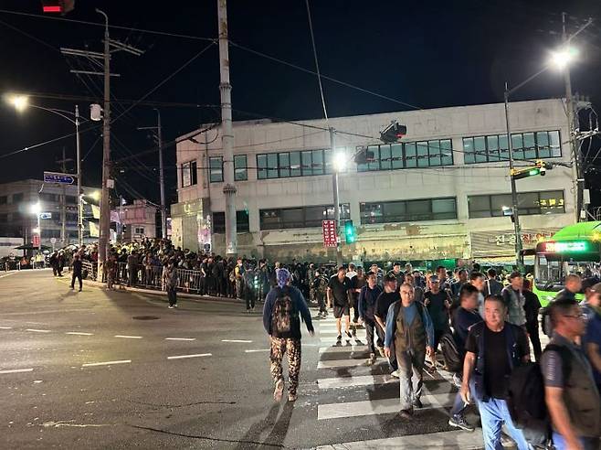 지난 6일 오전 5시께 서울 남구로역 인근 인력시장에서 건설 일자리를 찾는 외국인 근로자들이 모여 있다. [사진=곽민재 기자]