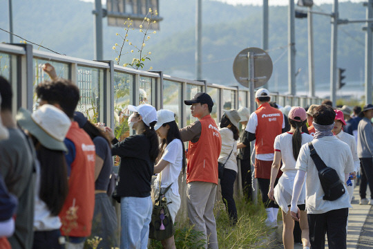 지난 9일 kcc글라스 임직원으로 구성된 '홈씨씨 챌린저 봉사단'이 유튜버 새덕후 등과 함께 조류충돌방지 스티커' 부착 봉사활동을 진행했다.