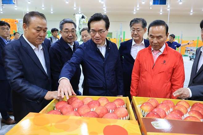 정황근 농림축산식품부 장관이 12일 충청북도 보은군 소재 과수 거점 산지유통센터를 방문하여 추석 성수품 수급 상황을 점검하고 있다. 농식품부 제공