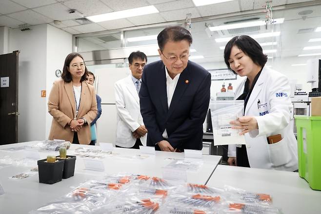 12일 오후 방기선 국무조정실장이 서울과학수사연구소 현장을 둘러보고 있다. (사진=국무조정실 제공)