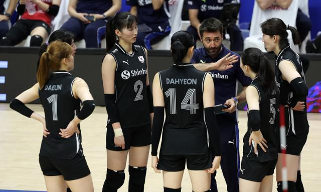 지난 7월 2일 경기 서수원칠보체육관에서 열린 2023 국제배구연맹(FIVB) 발리볼내셔널리그(VNL) 3주차 대한민국과 폴란드의 경기에서 세자르 곤살레스 한국 여자 배구대표팀 감독이 선수들에게 지시를 내리고 있다. 대한민국은 이날 0-3으로 완패했다. 뉴스1