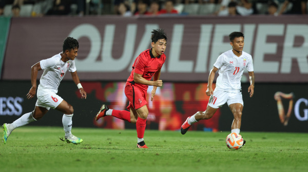 이현주 돌파 (창원=연합뉴스) 김동민 기자 = 12일 오후 창원축구센터에서 열린 2024 아시아축구연맹(AFC) 23세 이하(U-23) 아시안컵 예선 B조 2차전 대한민국과 미얀마 경기. 대한민국 이현주가 드리블하고 있다. 2023.9.12 image@yna.co.kr/2023-09-12 20:38:33/ <저작권자 ⓒ 1980-2023 ㈜연합뉴스. 무단 전재 재배포 금지.>