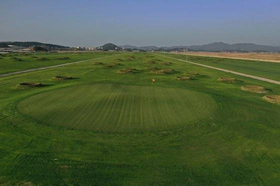 분화구 같은 벙커가 늘어선 일직선 페어웨이. 그린은 지름 35m의 원형으로 규격화됐다. 사진 코스모스 링스