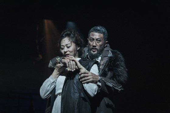 그리스 비극 『오레스테이아』 3부작을 현대적으로 해석한 연극 ‘이 불안한 집’이 지난달 31일부터 오는 24일까지 서울 국립극단 명동예술극장에서 공연중이다. 왼쪽부터 주인공 클리템네스트라와 아가멤논. 사진 국립극단