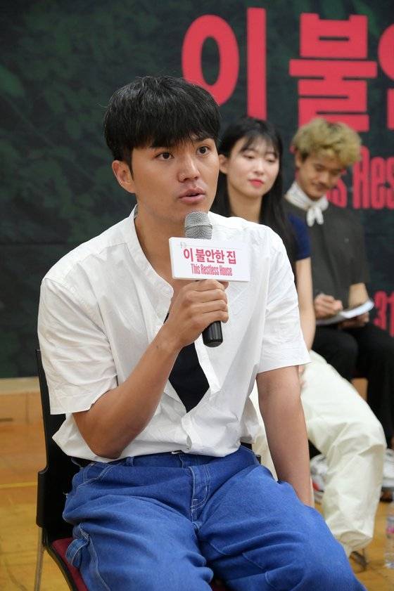 5시간 대작 연극 '이 불안한 집'의 김정 연출이 지난달 이 공연의 연습실 공개 때 취재진의 질문에 답하고 있다. 사진 국립극단