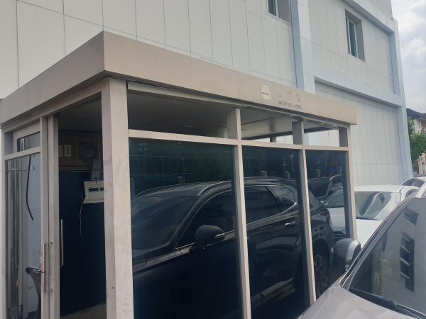 경남 창원의 한 소방서장이 개인 주택으로 옮긴 뒤 창원시가 감사에 나서자 다시 돌려놓은 흡연 부스. 연합뉴스