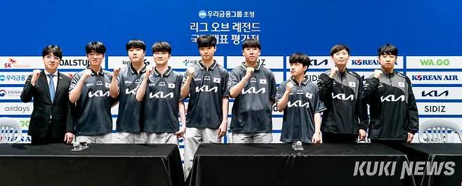 베트남전 후 기자실에서 포즈를 취하고 있는 한국 LoL 국가대표팀.&nbsp; &nbsp; 사진=차종관 기자
