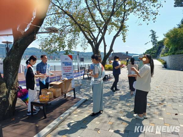 충남도가 개인정보 보호의 중요성 및 생활 속 개인정보 보호문화 확산을 위해 지난 11일예당호에서 거리행사를 펼치고 있다.