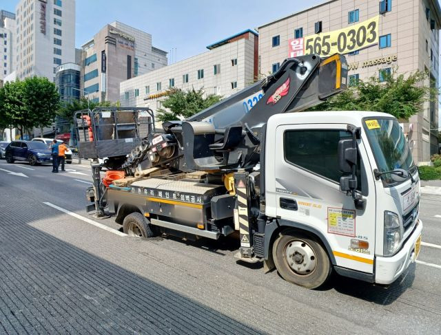 12일 오전 땅꺼짐 사고가 발생한 서울 강남구 봉은사로 사고 현장에서 길을 지나던 사다리차량 뒷바퀴가 포트홀에 빠져 있다. 연합뉴스