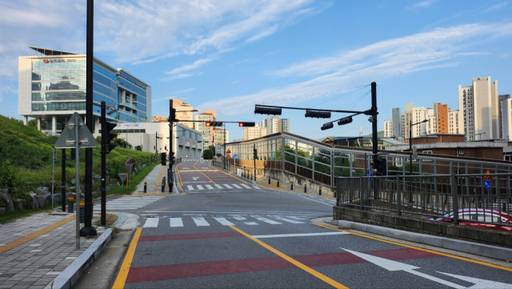 의정부시 용민로 19번길과 21번길과 마주쳐 하나가 된다. 오른쪽이 한국전력공사 경기북부본부다. 김동일기자