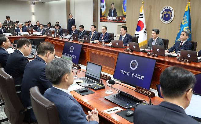 윤석열 대통령이 12일 서울 용산 대통령실 청사에서 열린 국무회의에서 발언하고 있다.