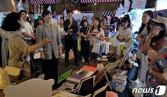 (서울=뉴스1) = 장미란 문화체육관광부 제2차관이 9일 부산 영도구 물양장 일대에서 열린 2023 문화도시 박람회 & 국제학술대회를 찾아 부스를 둘러보고 있다. (문화체육관광부 제공) 2023.9.9/뉴스1  Copyright (C) 뉴스1. All rights reserved. 무단 전재 및 재배포 금지.