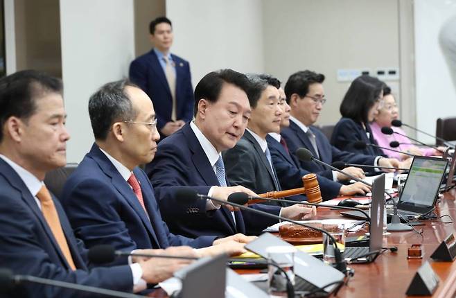 [서울=뉴시스] 전신 기자 = 윤석열 대통령이 12일 서울 용산 대통령실 청사에서 열린 국무회의를 주재하고 있다. 2023.09.12.