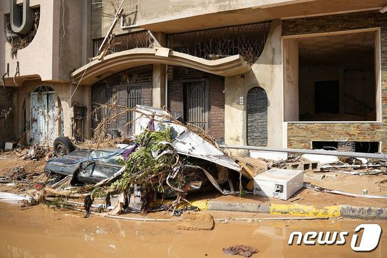 11일(현지시간) 지중해를 휩쓸고 난 후 리비아 동부로 온 폭풍 대니얼로 인해 홍수가 발생한 리비아 데르나시(市). 데르나시는 리비아 수도 벵가지에서 동쪽으로 약 290km 떨어진 도시다. 2023.09.11/뉴스1 (C) AFP=뉴스1 (C) News1 김민수 기자