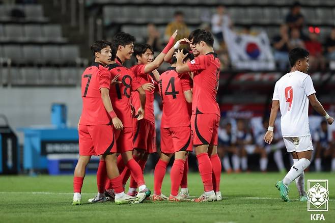 전반 백상훈이 선제골을 터뜨린 뒤 기뻐하는 선수들.[축구협회 제공]