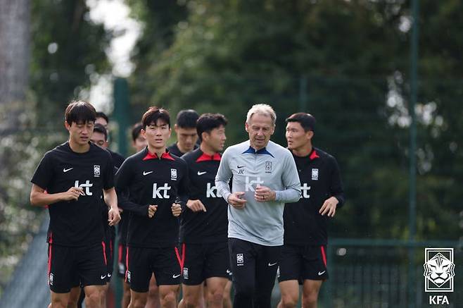 [서울=뉴시스] 조성우 기자 = 위르겐 클린스만 감독이 이끄는 한국 축구 국가대표팀이 오는 13일(한국시간) 사우디아라비아와 평가전을 앞두고 8일(현지시간) 영국 웨일스 카디프 인터내셔널 스포츠캠퍼스에서 훈련을 하고 있다. (사진=대한축구협회 제공) 2023.09.09. photo@newsis.com *재판매 및 DB 금지